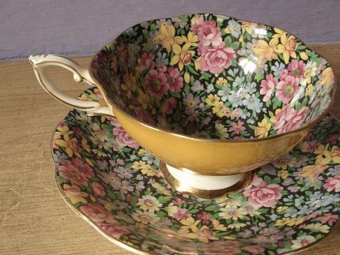 Inspiration to Give Your Home a Cottage Look - Vintage Teaset
