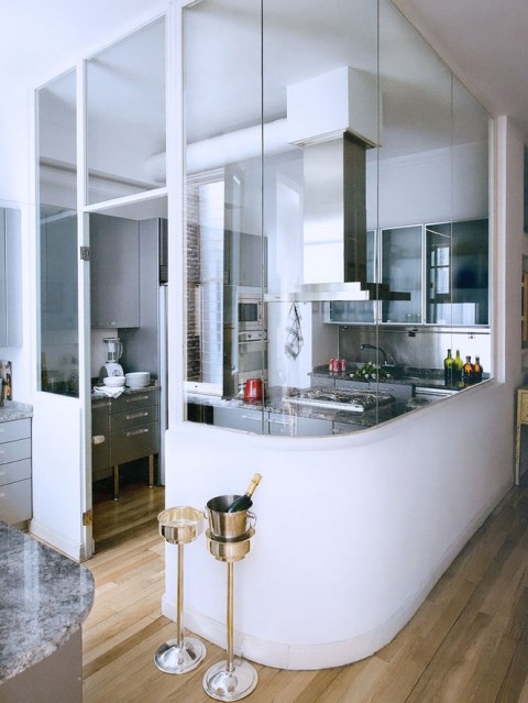 Glass walled kitchen - Photo found on arkpad.com.br