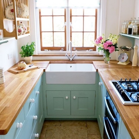 Small kitchen with lots of natural light - Photo from Chelsea Carr at Pinterest