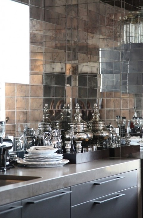 Kitchen with mirror tiles - Photo from confettistyle.wordpress.com