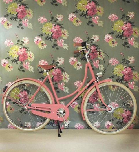 Floral wallpaper and bike - Found on citygirlrides.blogspot.com.ar