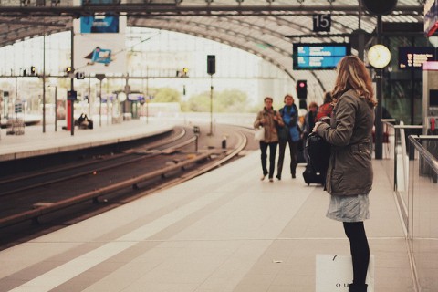 women waiting for train - photo by Chiara Cremaschi