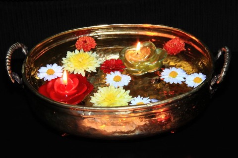 Floating candles on water - Photo by humdingor