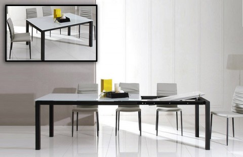 Extendable dining table