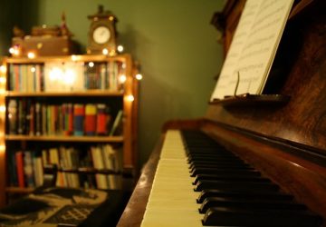 How To Uncover The Warm, Cosy Living Room You Never Had - Wooden Piano