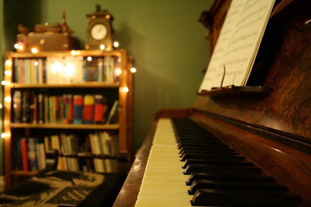 How To Uncover The Warm, Cosy Living Room You Never Had - Wooden Piano