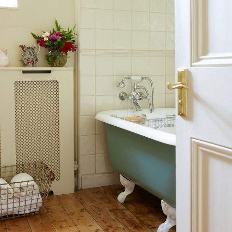 Give Your Bathing Quaters A Sprinkle Of Vintage - Image From IdealHome.co.uk