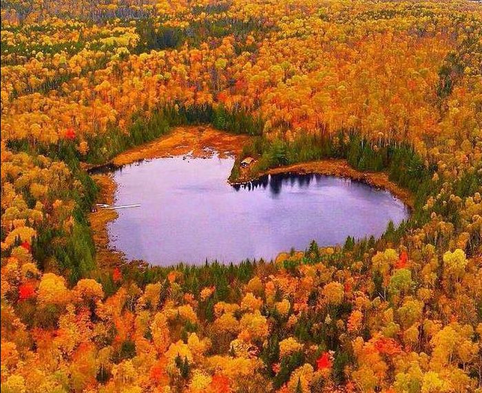 Key Interior Decor Trends For Winter 2018/2019 - Lake Heart In Autumn - La Mauricie National Park Canada