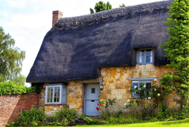 Essential Factors To Consider When Choosing A New Roof -Thatched Cottage