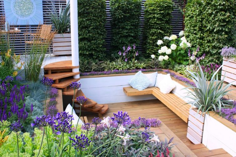 Designer garden with seats and Aliums