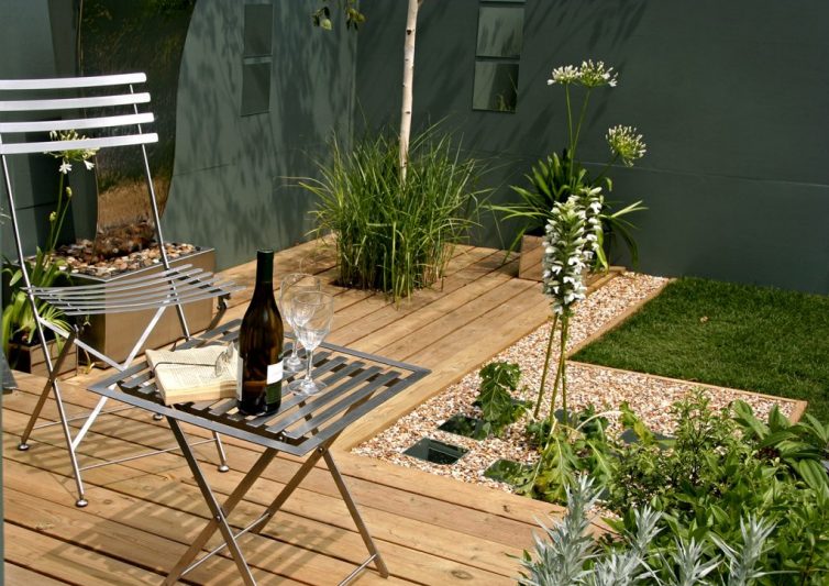 Small garden, grey walls, garden mirrors, Bistro table and chair