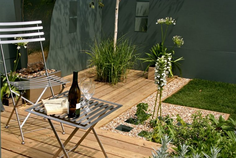 Small garden, grey walls, garden mirrors, Bistro table and chair