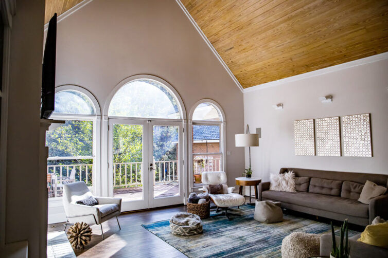 High ceiling, vaulted ceiling in living room