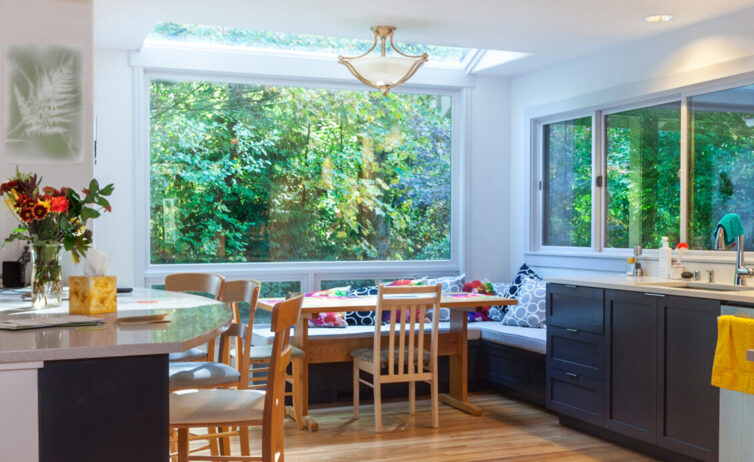 Grey kichen with fitted seats in dining area