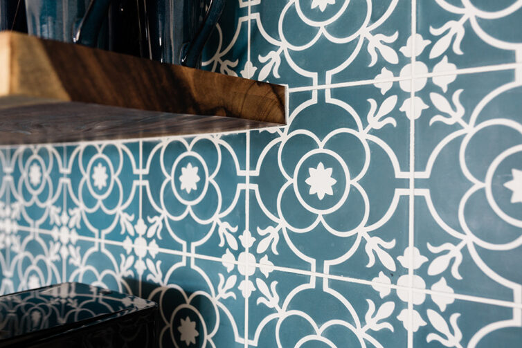 Blue patterned kitchen tiles