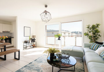 Modern appartment with glass slidding doors to balcony. Glass coffee table.