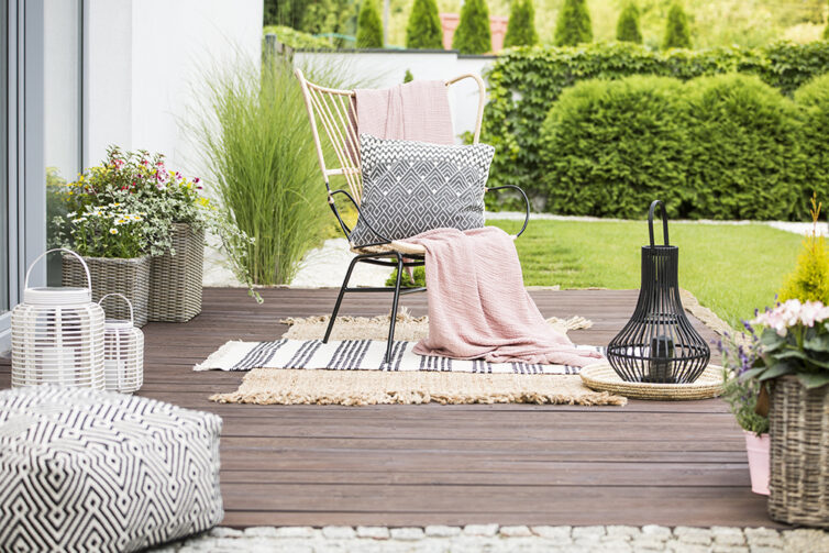 Garden chair with throw and pillow