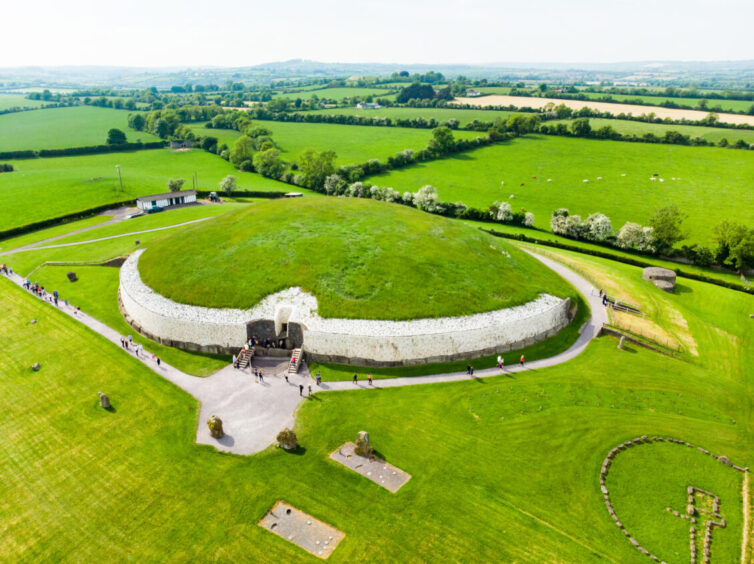 Newgrange monument Irland. Built in the Neolithic period.