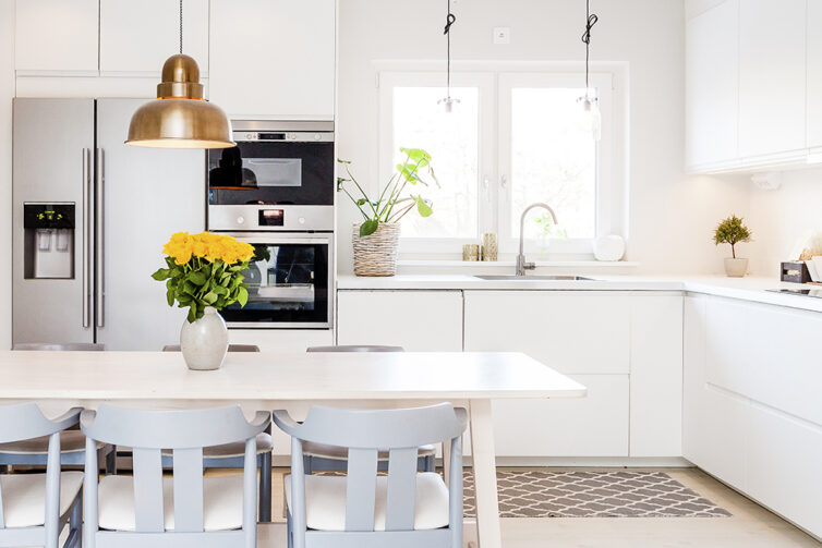 White kitchen with handleless doors