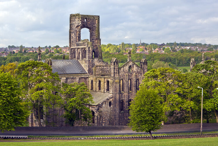 Kirkstall Abbey with narcissi and daffodils, Leeds, Yorkshire, England, UK