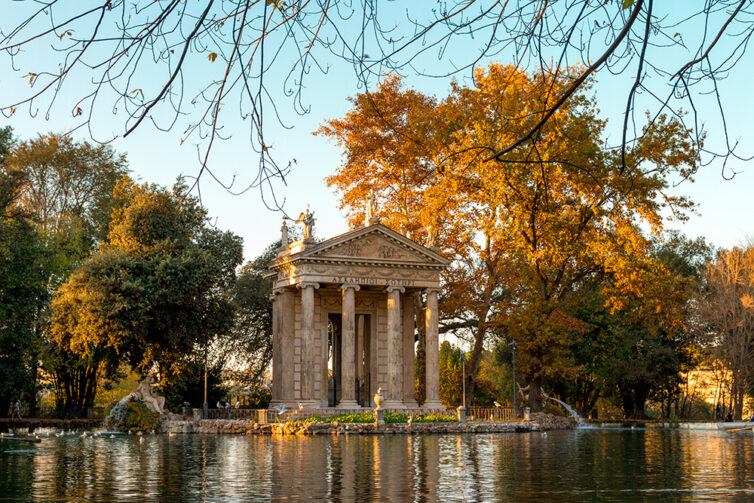 Tempio di Esculapio, Villa Borghese, Roma, Italia in Autumn