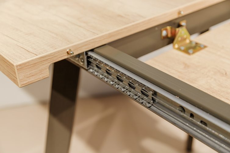 Extendable dinning table. Slide gear close up view