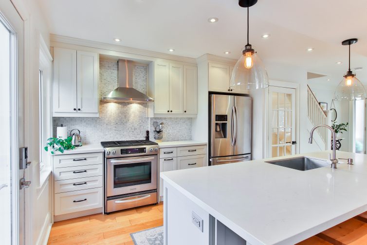 White Shaker style kitchen